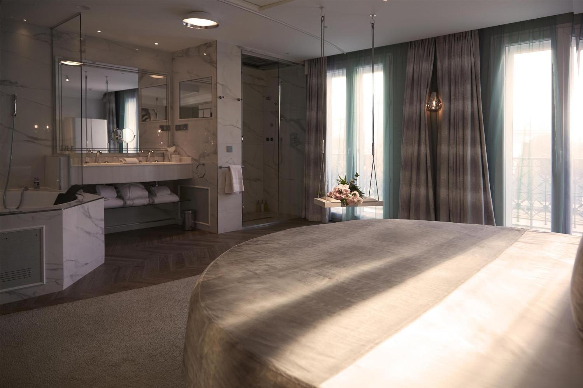 Luxury Room – Extravagant Jacuzzi Balcony